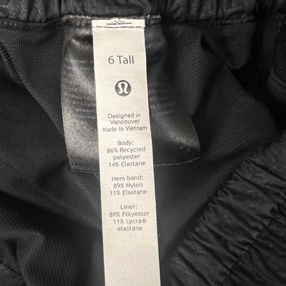 LULULEMON Hotty Hot slow rise lined shorts. Size 6 - Picture 8 of 8
